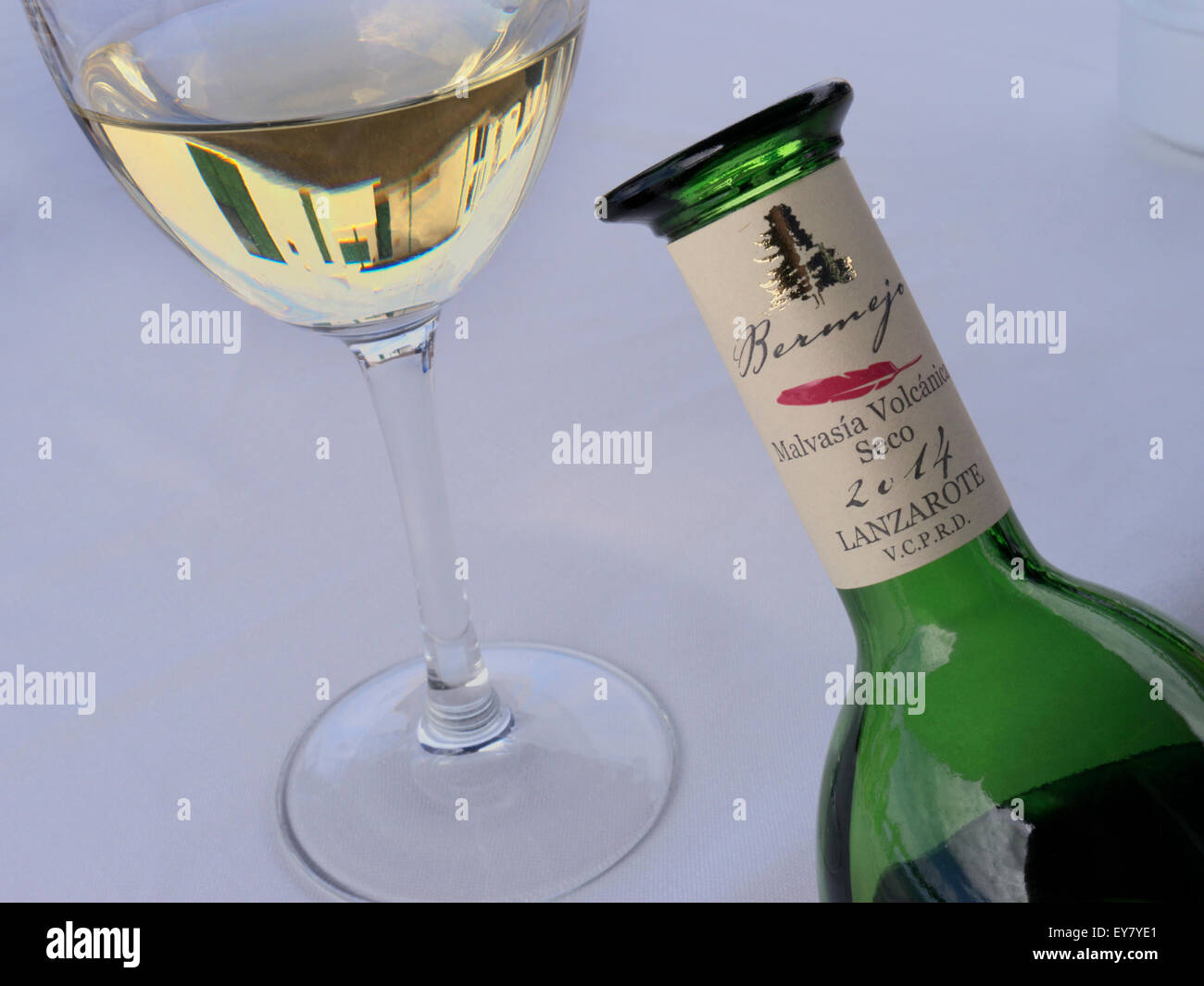 Lanzarote Bermejo malvasia trockener Weißwein Flasche und Glas in Restaurant Lage Stockfoto