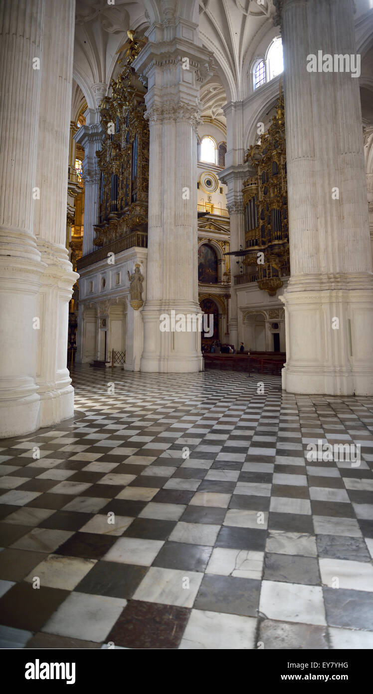 Quadratische Fliesen weißen Säulen und zwei Orgeln am Eingang der Kathedrale von Granada der Menschwerdung Stockfoto