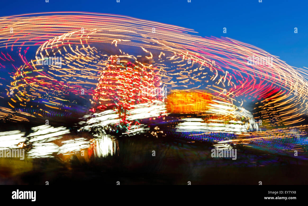 Handheld Langzeitbelichtung einer fairen Fahrt in der Nacht. Stockfoto