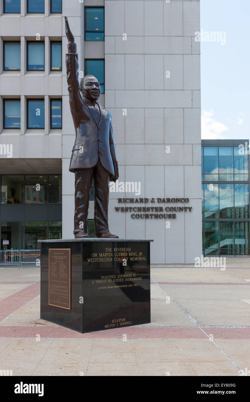 Die Martin Luther King, Jr. Westchester County Memorial vor der Westchester County Courthouse in White Plains, New York. Stockfoto