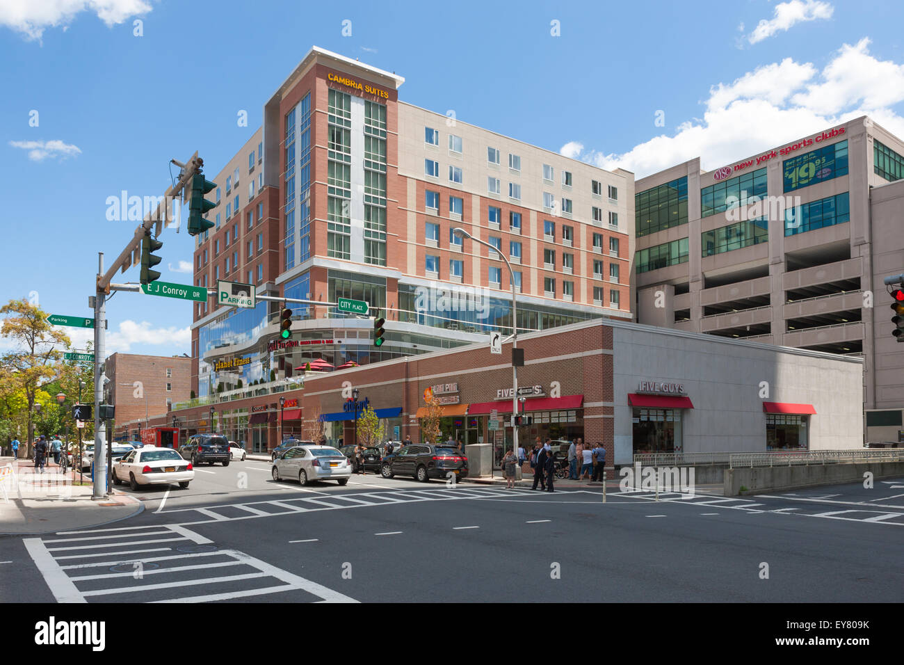 Blick auf Main Street auf die Cambria Suites Mischnutzung im Zentrum von White Plains, New York. Stockfoto
