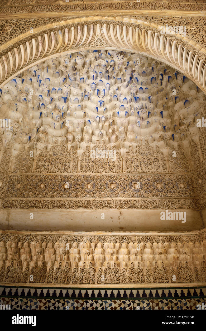 Arabesque Kalligrafie und Mocarabe Tropfsteinhöhle Designs in Comares Palast der Nasriden Alhambra Granada Stockfoto