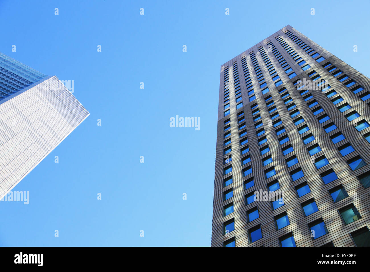 Bürogebäude und blauer Himmel, Tokyo, Japan Stockfoto
