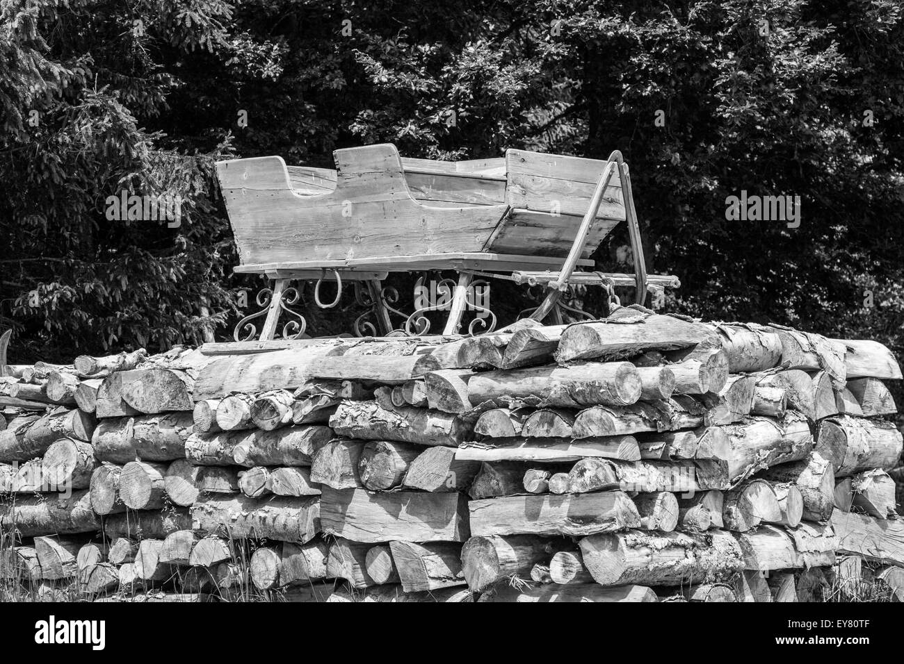 Traditionellen Schlitten im Sommer auf einem Haufen Holz, Semenic Gebirge, Rumänien gespeichert. Stockfoto