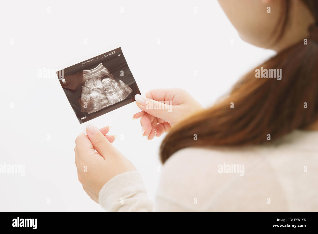 Junge schwangere Japanerin mit Sonografie Bild Stockfoto