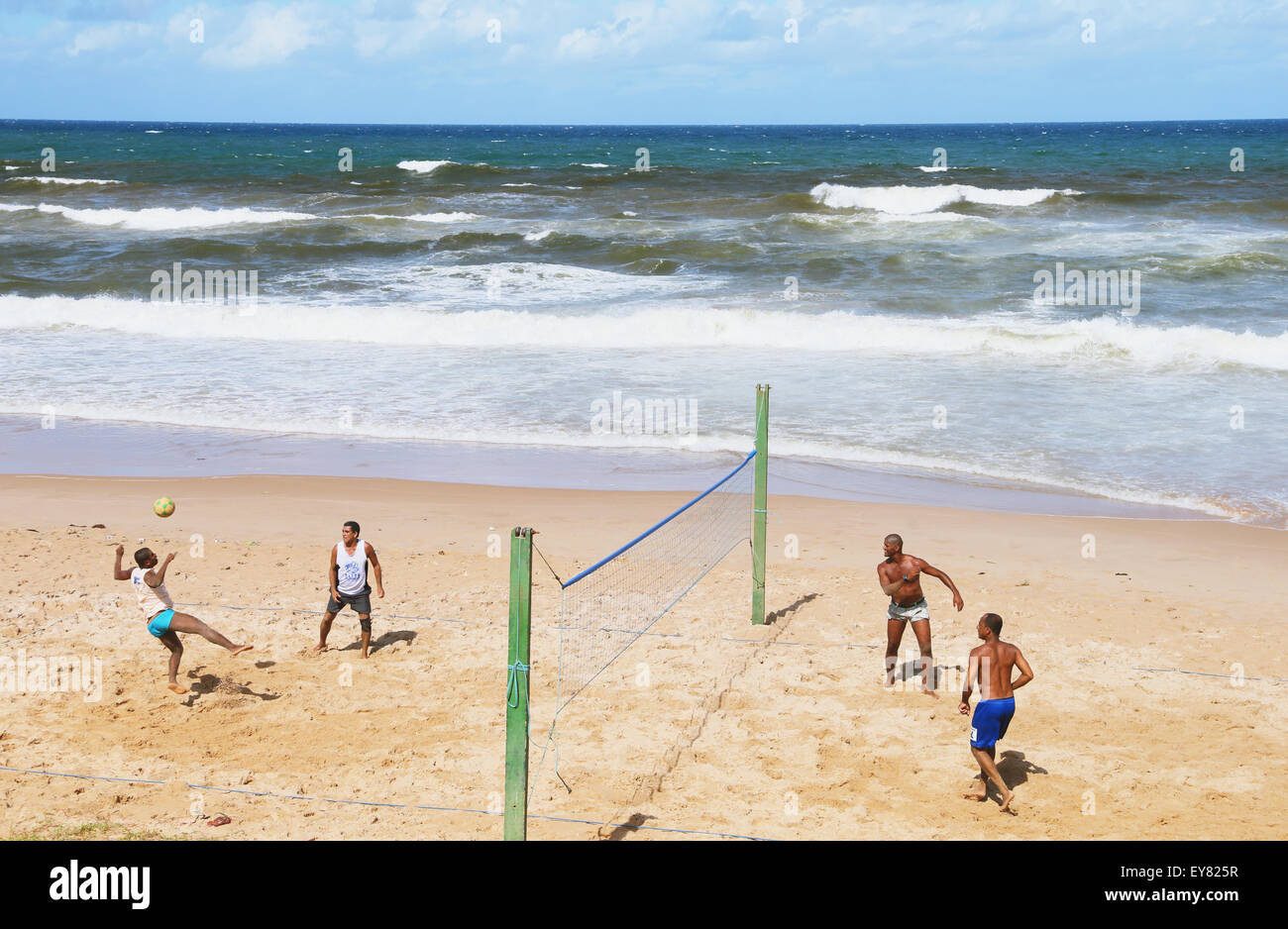 Menschen spielen Strand Fuß Volley, Brasilien Stockfoto