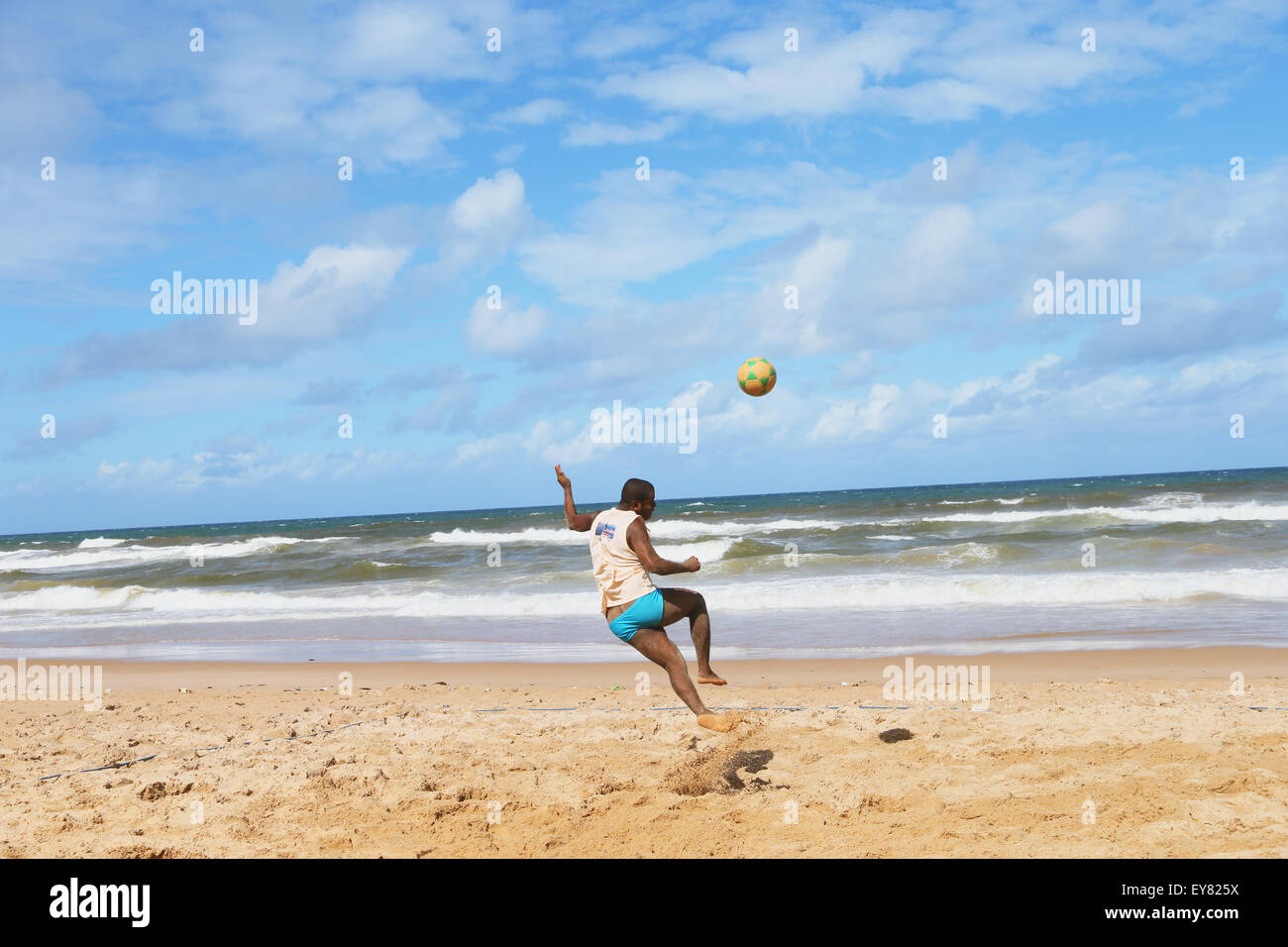 Menschen spielen Strand Fuß Volley, Brasilien Stockfoto