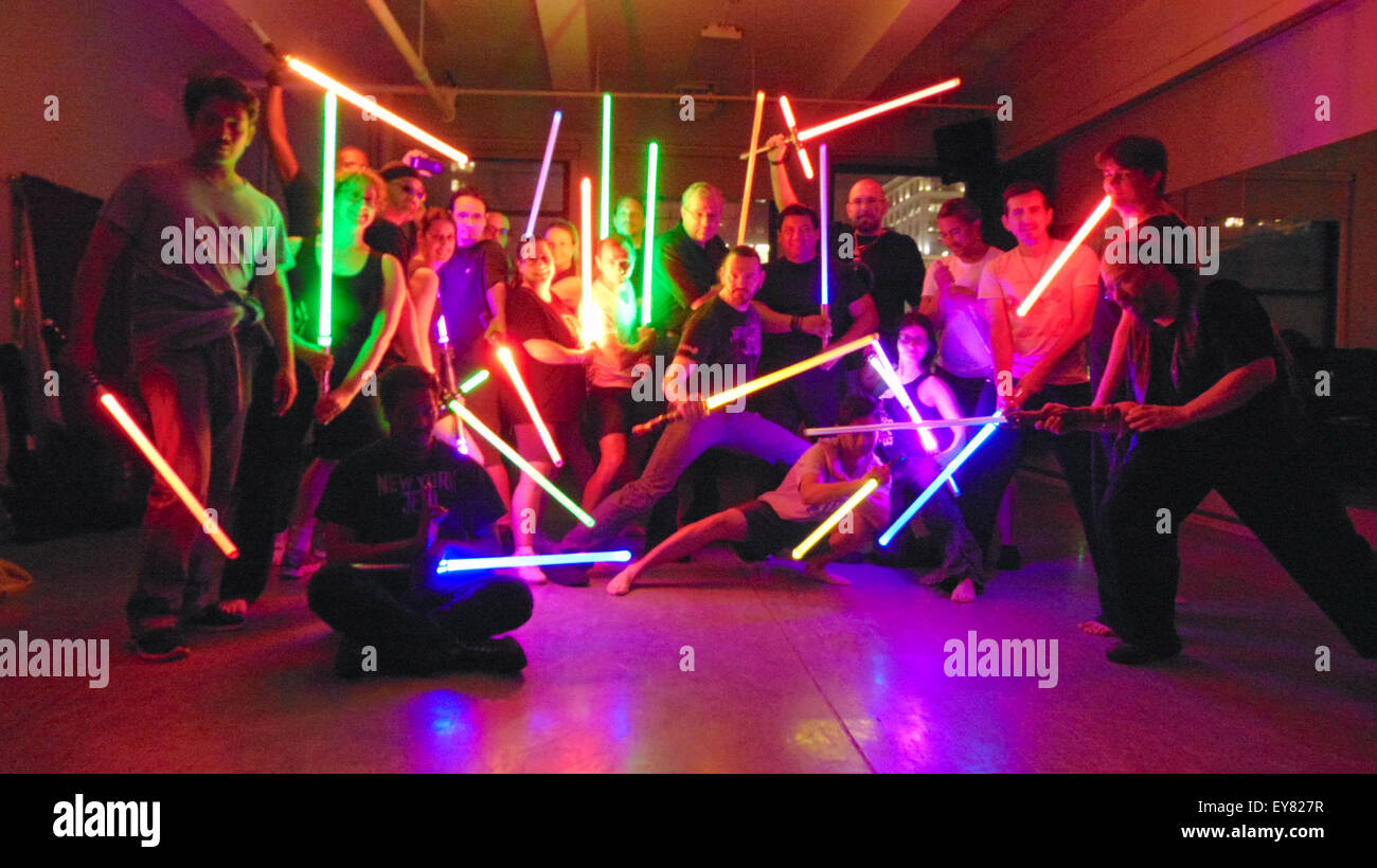 Midtown New York, USA. 25. Juni 2015. Die New York Jedis in einen Schulungsraum mit ihren Lichtschwertern in Midtown New York, USA, 25. Juni 2015. Sie treffen sich um Kampf zu üben, wie es in Star Wars, außer dass sie Kunststoff Waffen verwenden. Foto: THORBEN RATH/DPA (beste Qualität) © Dpa/Alamy Live-Nachrichten Stockfoto