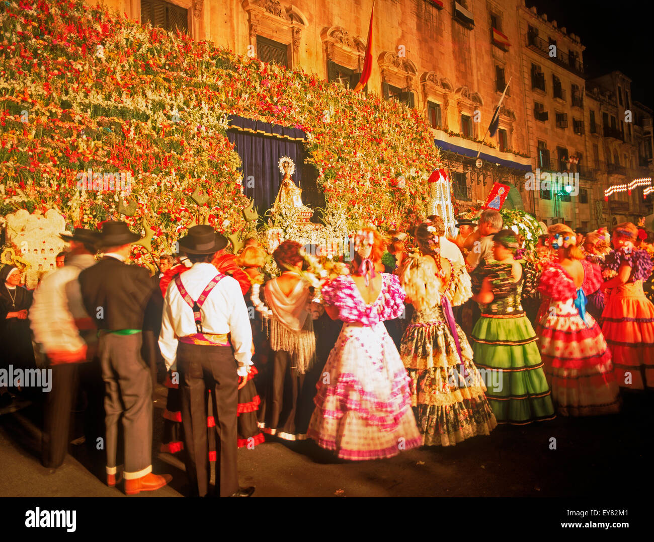 Das jährliche Festival von San Juan in der Nacht im Juni auf der Plaza del Ayuntamiento (Stadtplatz) in Alicante, Spanien Stockfoto