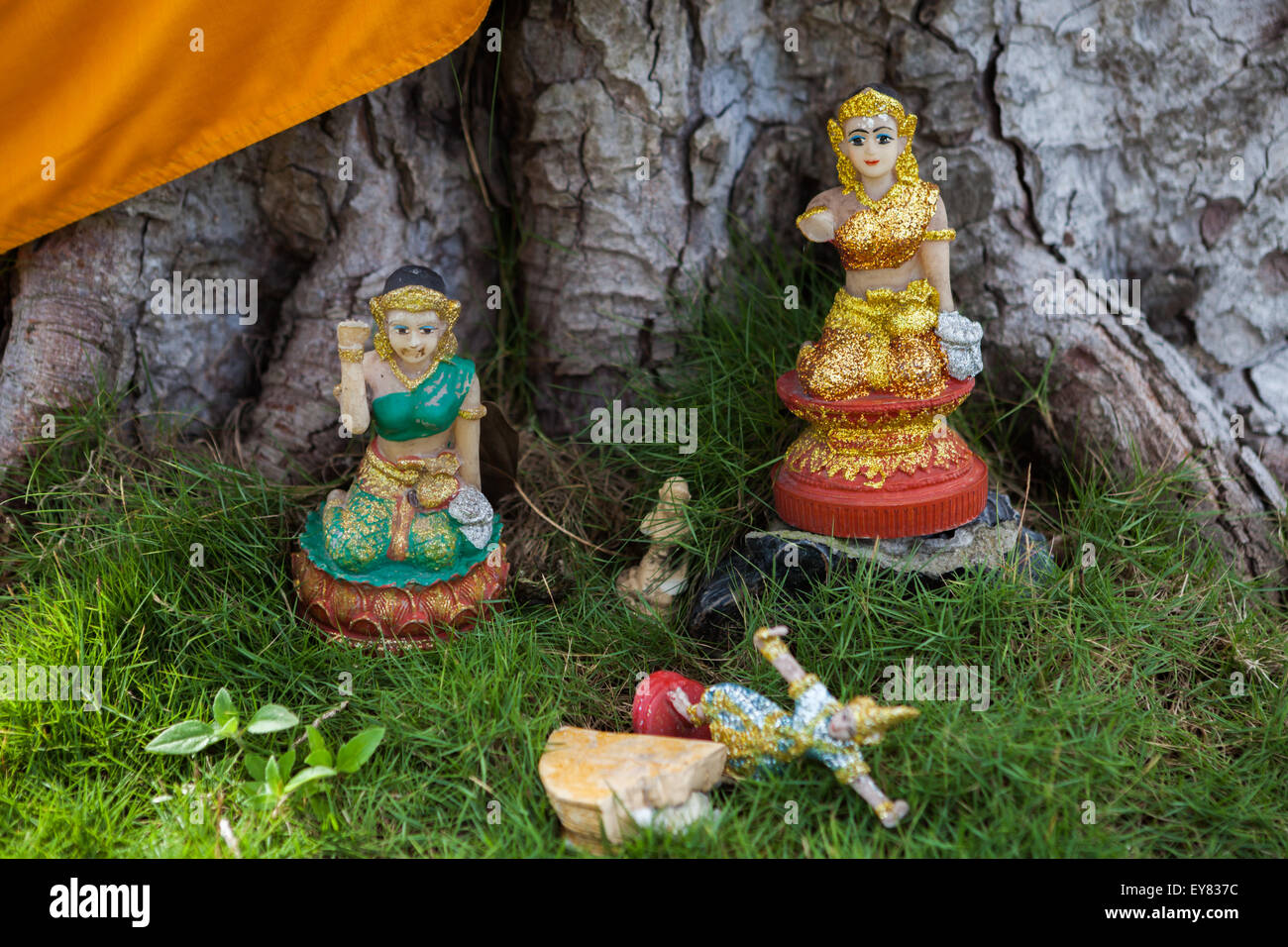 Kuman Thong und Hong Phrai Figuren im Wat Phra Borommathat Chaiya in Chaiya, Surat Thani, Thailand. Stockfoto