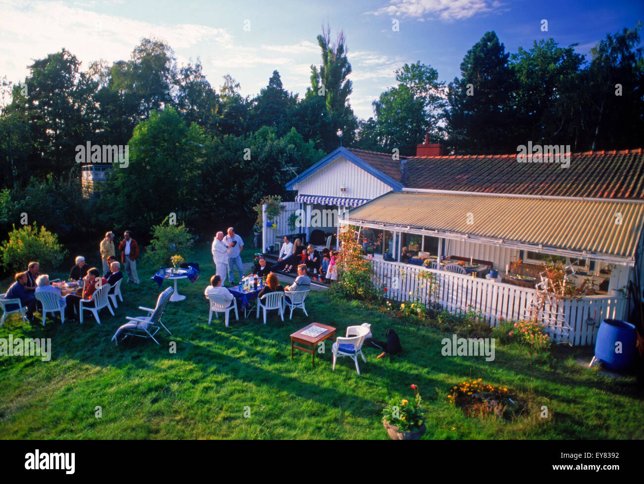 Freunden teilen, Essen, Kaffee und Gespräch am Sommerhaus auf Tranholmen Insel in Stockholm Archipealgo in den Gewässern der Ostsee Stockfoto