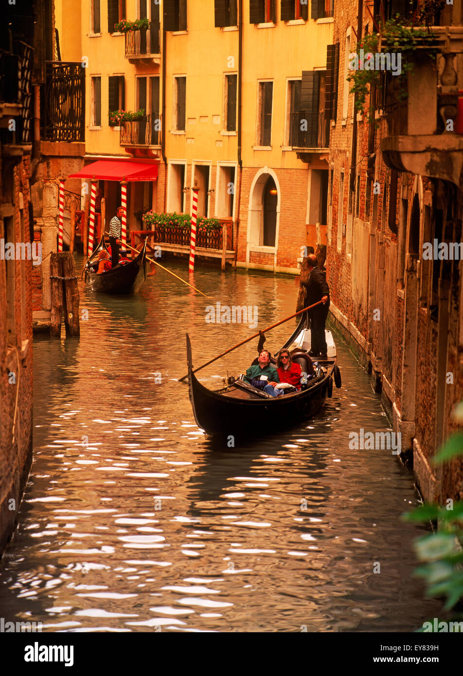 Gefüllt mit Touristen vorbei auf schmalen Kanälen in Venedig Gondeln Stockfoto