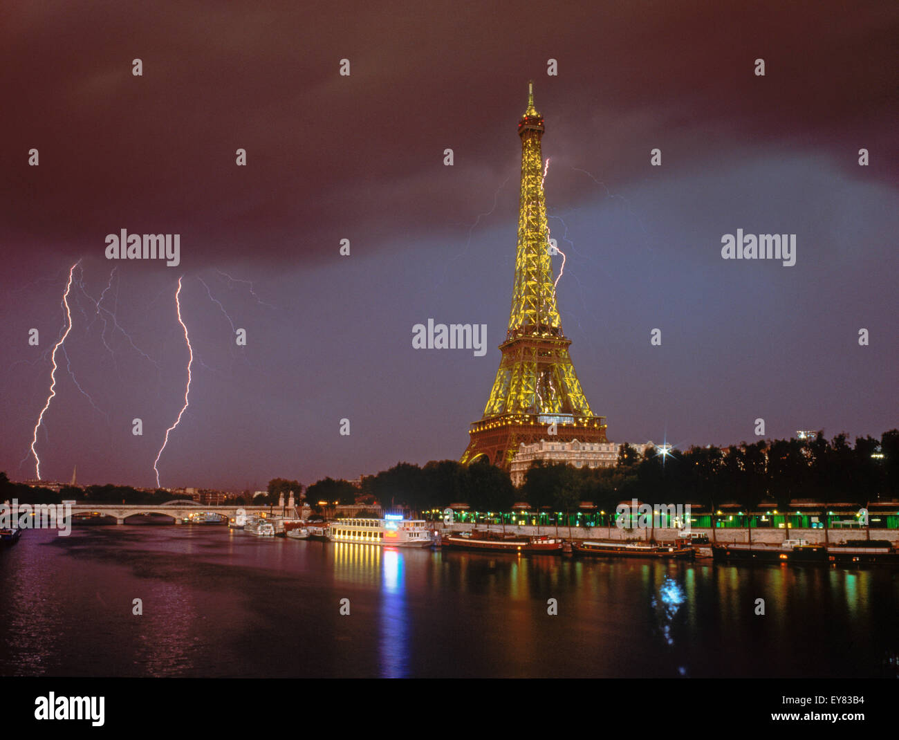 Blitz und Sturm über Paris bei Nacht mit Eiffelturm und seine. Dieses Bild wird nicht digital verbessert. Es ist echt. Stockfoto