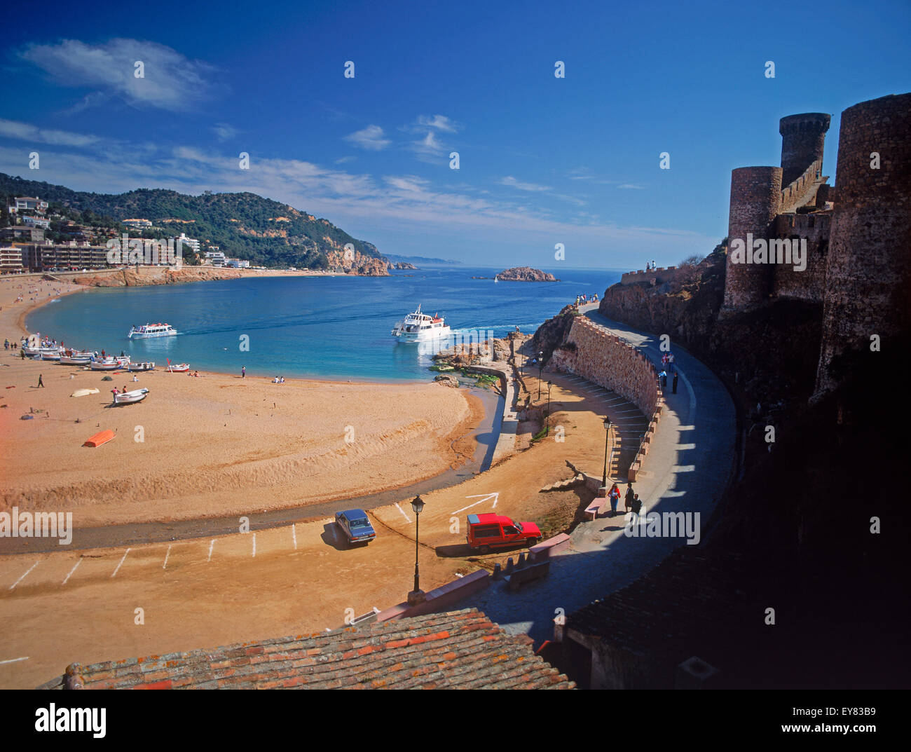 Tossa de Mar mit langen Sandstrand und Schloss in der Provinz Girona in Spanien Stockfoto