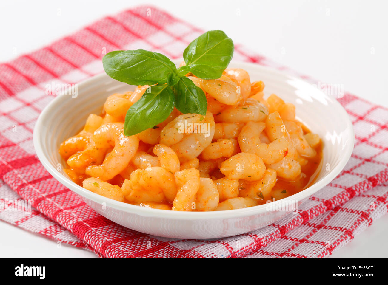 Schüssel mit geschälten Garnelen mit pikanter sauce Stockfoto