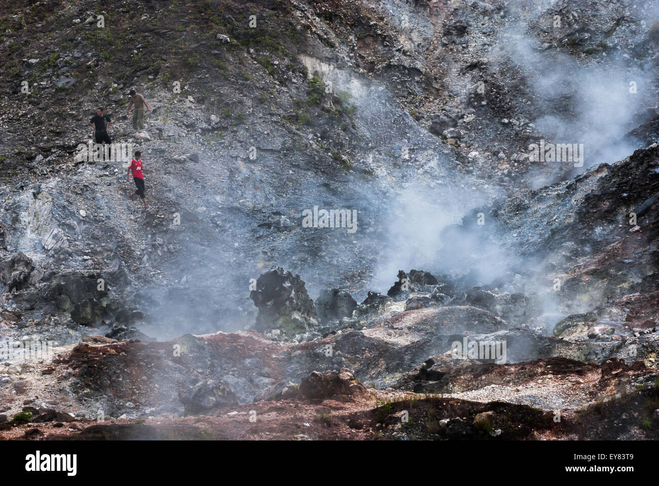 Besucher können sich auf dem Fumarole Field im Bukit Kasih, einem beliebten Touristenziel in Minahasa, North Sulawesi, Indonesien, erholen. Stockfoto