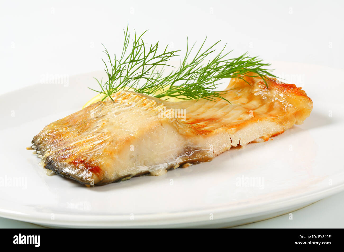 Ofen gebackene Karpfen-Filet mit Zitrone und dill Stockfoto