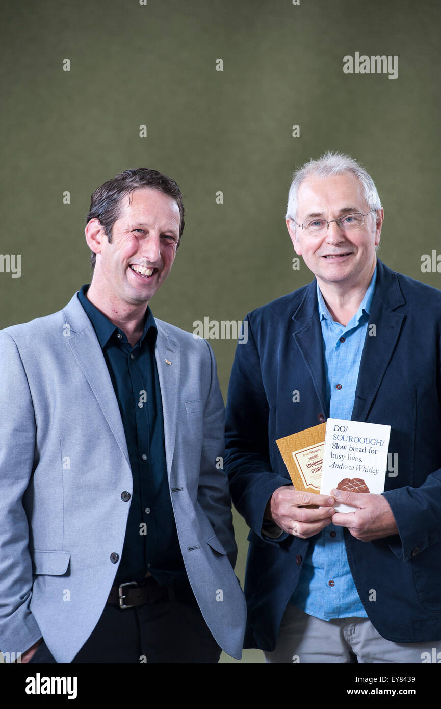 Aktivist, Autor und Verleger, Mike Small(L) und Andrew Whitley(R), die an das Edinburgh International Book Festival Stockfoto