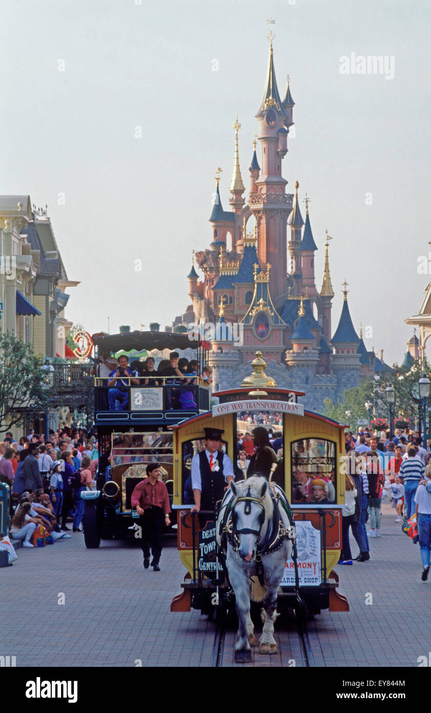 Das Schloss mit Main Street Läden, Fahrgeschäften und Menschen tagsüber im Euro-Disneyland im Euro Disney Resort außerhalb von Paris Stockfoto