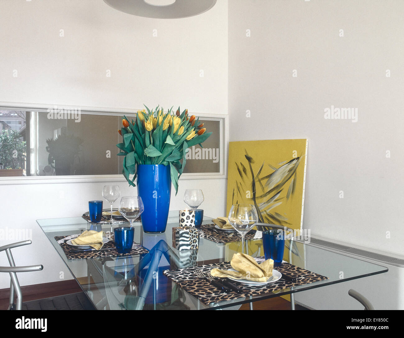 Detail der Tisch im Speisesaal mit blauer Vase mit Tulpen gelegt Stockfoto