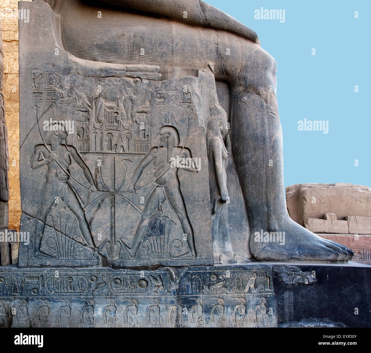 Luxor, Ägypten. Tempel von Luxor: Relief auf der Basis der riesigen Statue des Pharao Ramses II. Stockfoto