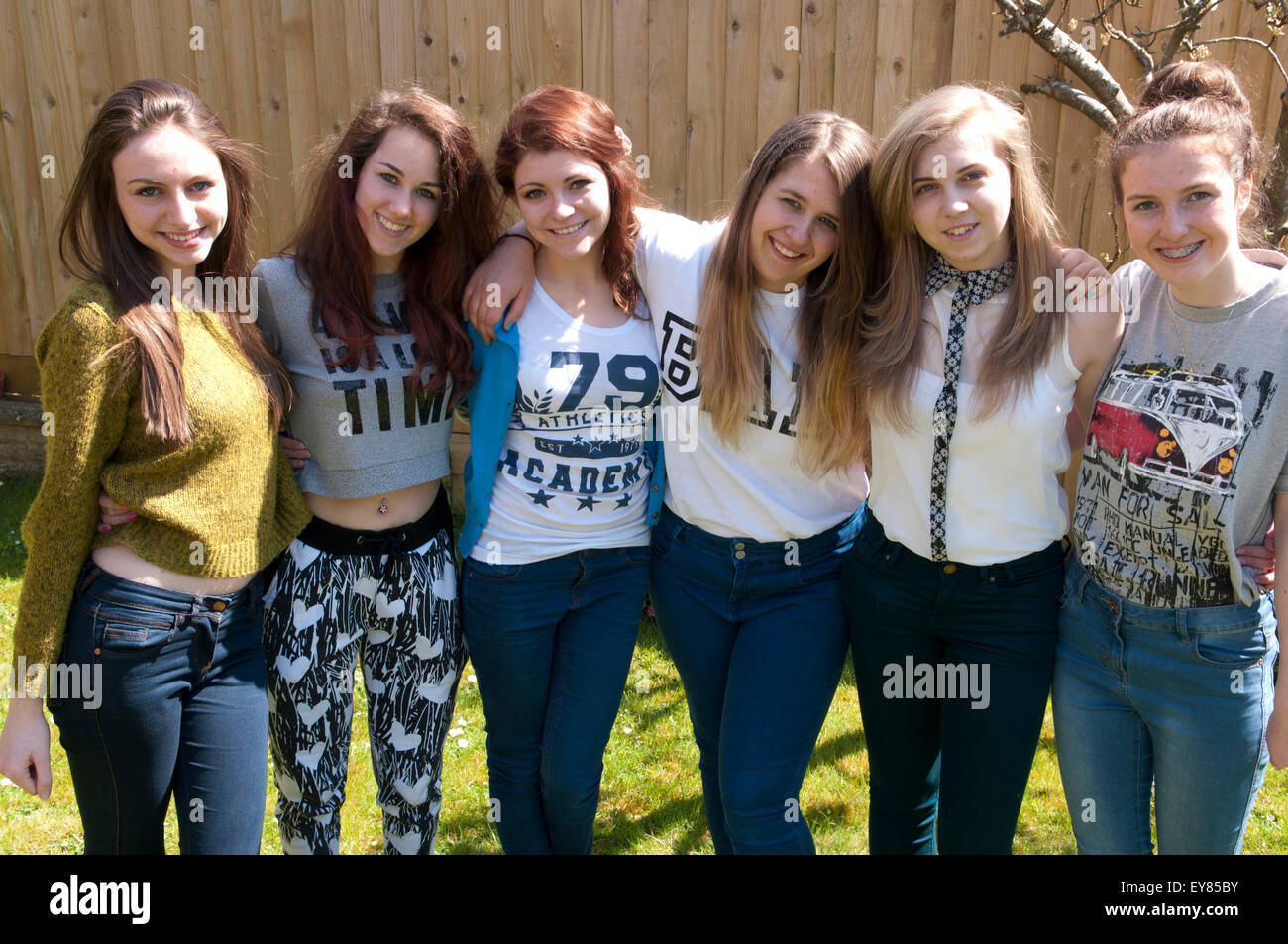 Glückliche Gruppe von Mädchen im Teenageralter Stockfoto
