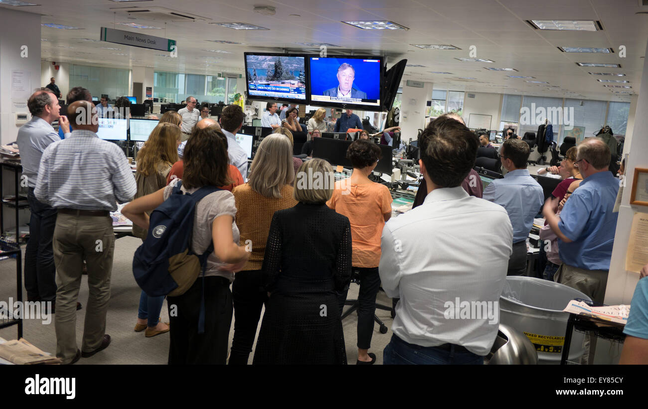 Financial Times Redaktion Redaktionen und Journalisten sehen die Nachrichten während der Bekanntgabe der Übernahme der FT-Zeitung und Website von Nikkei Stockfoto