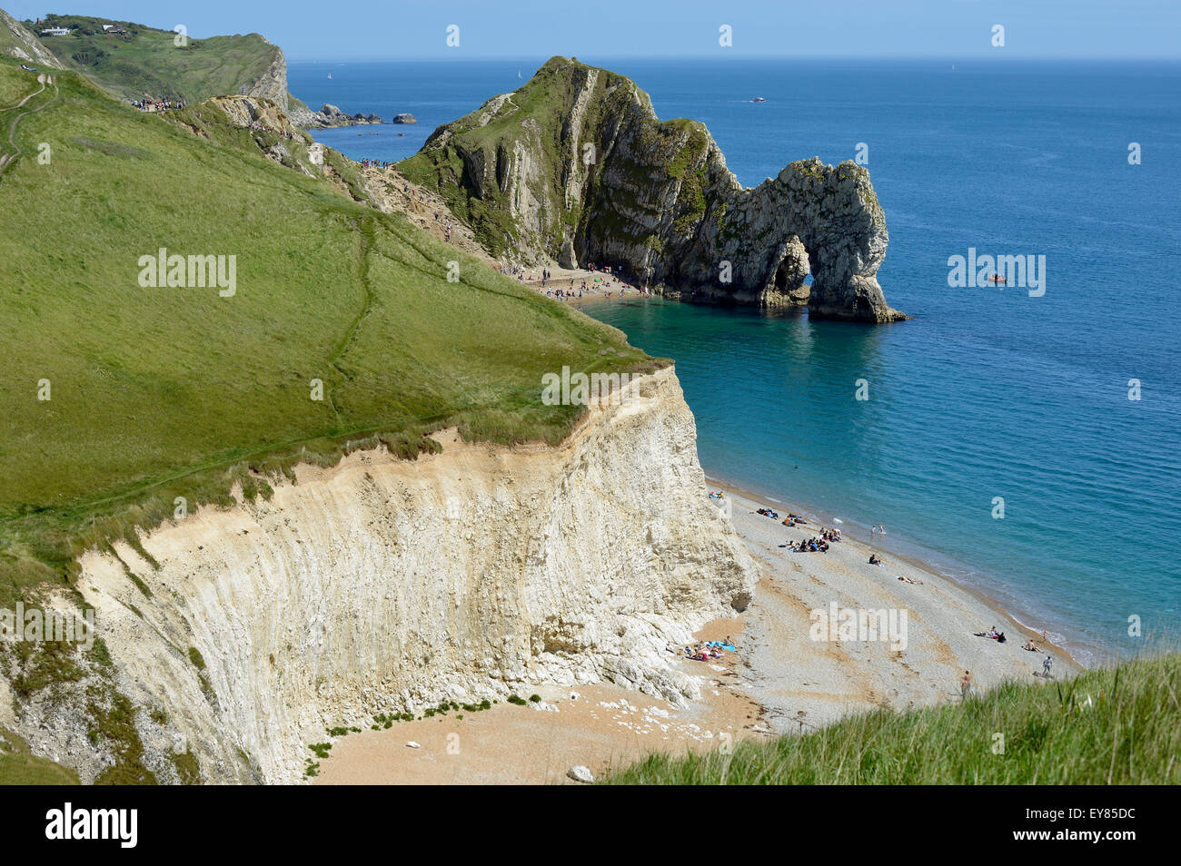 Durdle Door Strand & Felsbogen mit St Oswald's Bay & Dungy Head hinter Stockfoto