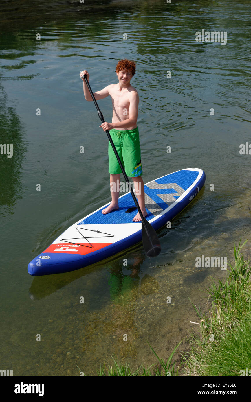 Junge auf einem Ständer, Board, Stand-Up-Paddeln auf der Loisach-Kanal, Upper Bavaria, Bavaria, Germany Stockfoto
