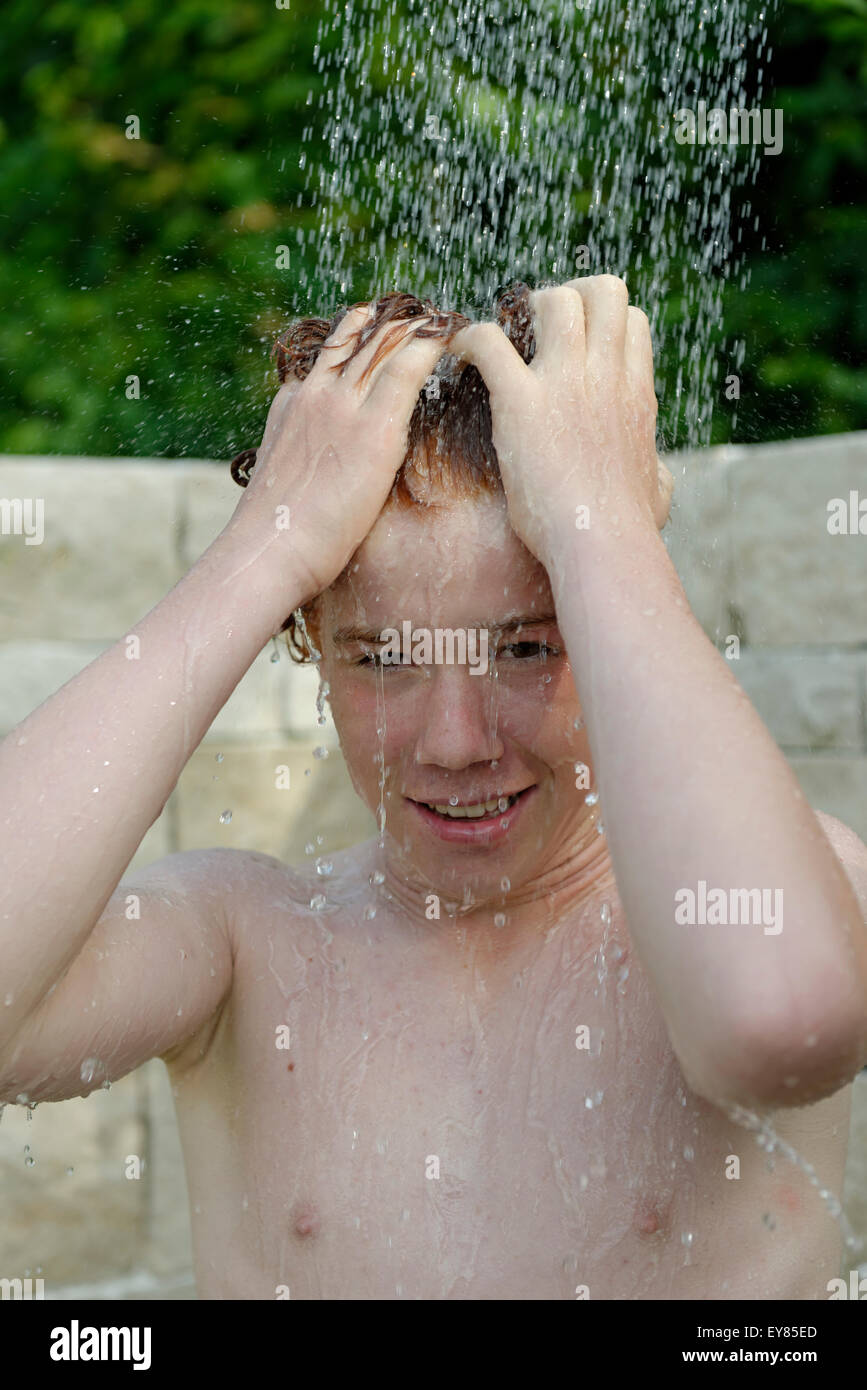 Junge mit einer Dusche im Freien, im Sommer Erfrischung Stockfoto