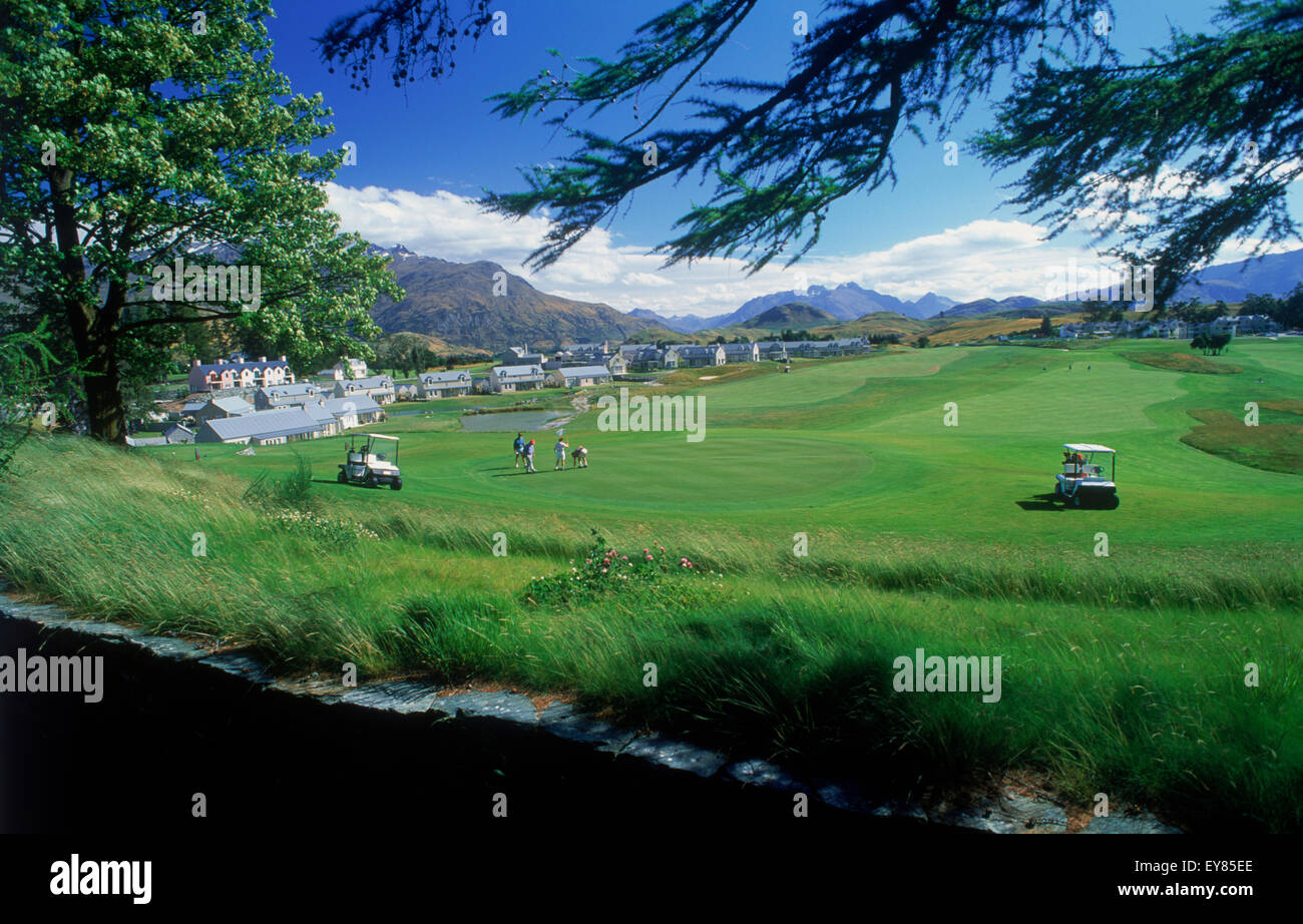 Grüne Fairways, Berge und Karren auf dem Millbrook Golf Course in der Südalpen Neuseelands Stockfoto