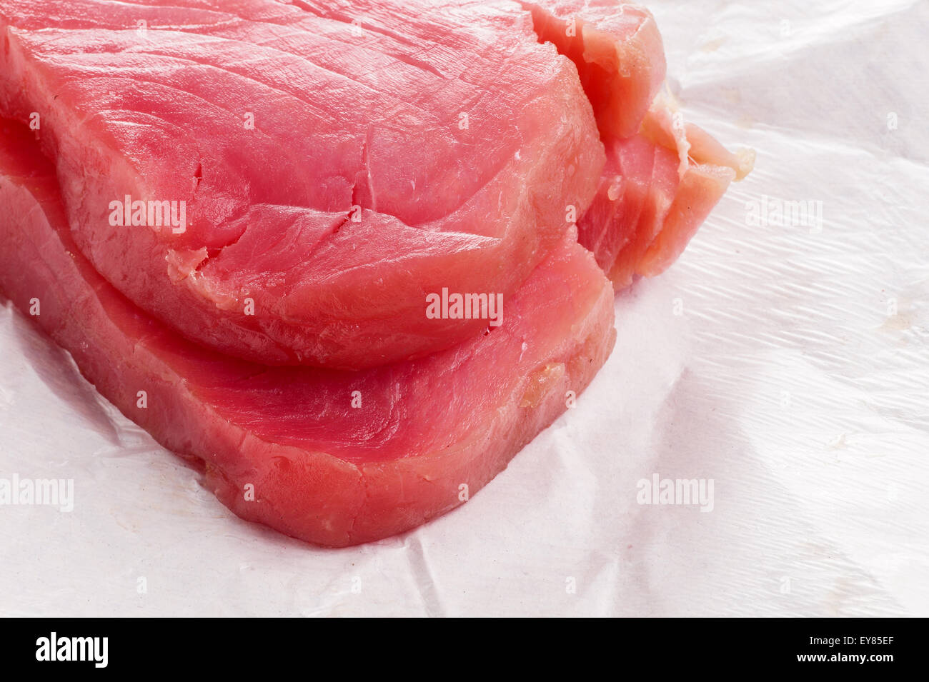 Thunfisch, frische Steaks zum Kochen einer Mahlzeit bereit Stockfoto