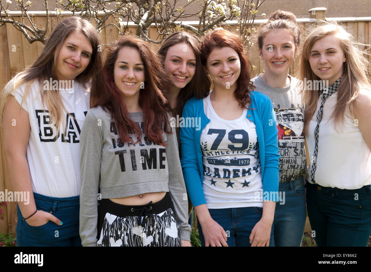 Glückliche Gruppe von Mädchen im Teenageralter Stockfoto