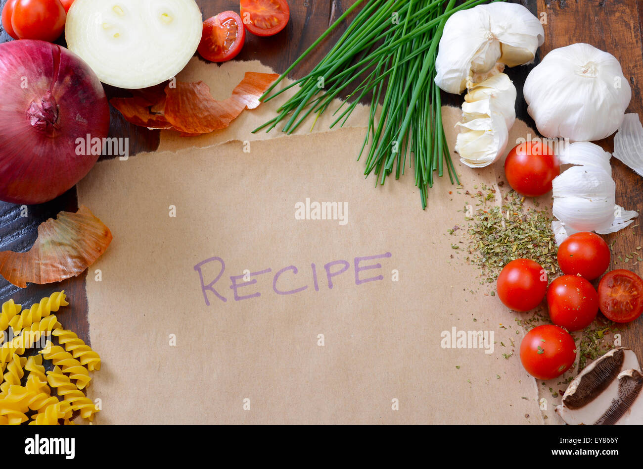 Vintage Rezept Planung Konzept mit rohem Gemüse und Zutaten und zerrissene braune Papiertüte auf dunklen Holztisch. Stockfoto