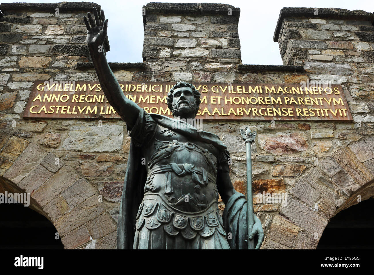 Die Statue der Roman Emperor Antoninus Pius außerhalb des rekonstruierten Forts in Saalburg bei Bad Homburg, Deutschland. Stockfoto