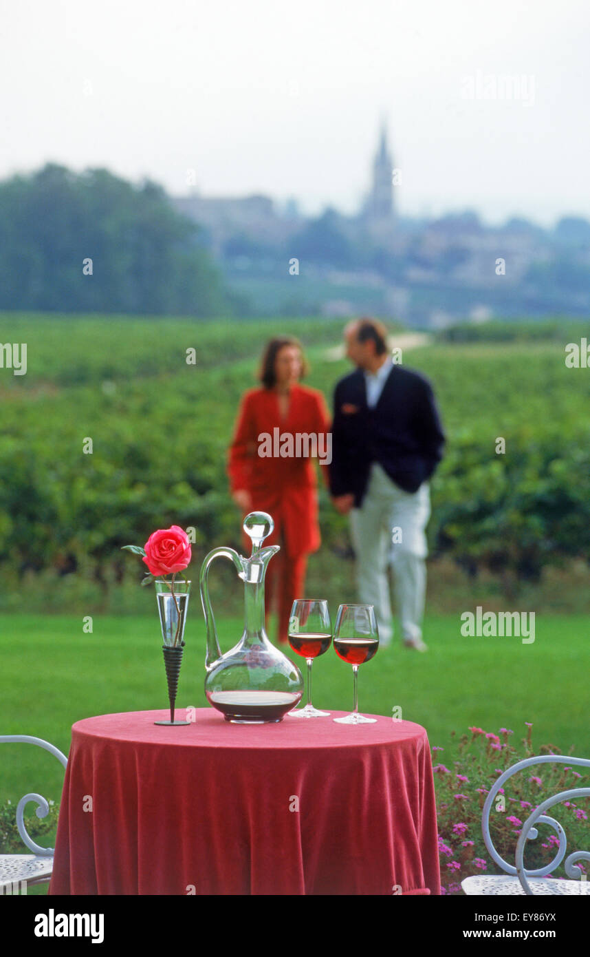 Französischer Wein, Käse und Brot mit paar in den Weinbergen mit Saint Emilion Kirchturm hinaus Stockfoto