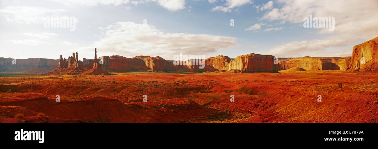 Panorama-Aufnahme der Totempfahl inmitten roter Felsen Wüste Farben bei Sonnenaufgang im Monument Valley, Arizona Stockfoto