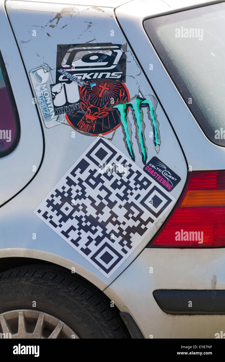 Aufkleber auf der Seite des VW-Autos, die im Mai in Abereiddy, Pembrokeshire Coast National Park, Wales, UK, geparkt wurden Stockfoto
