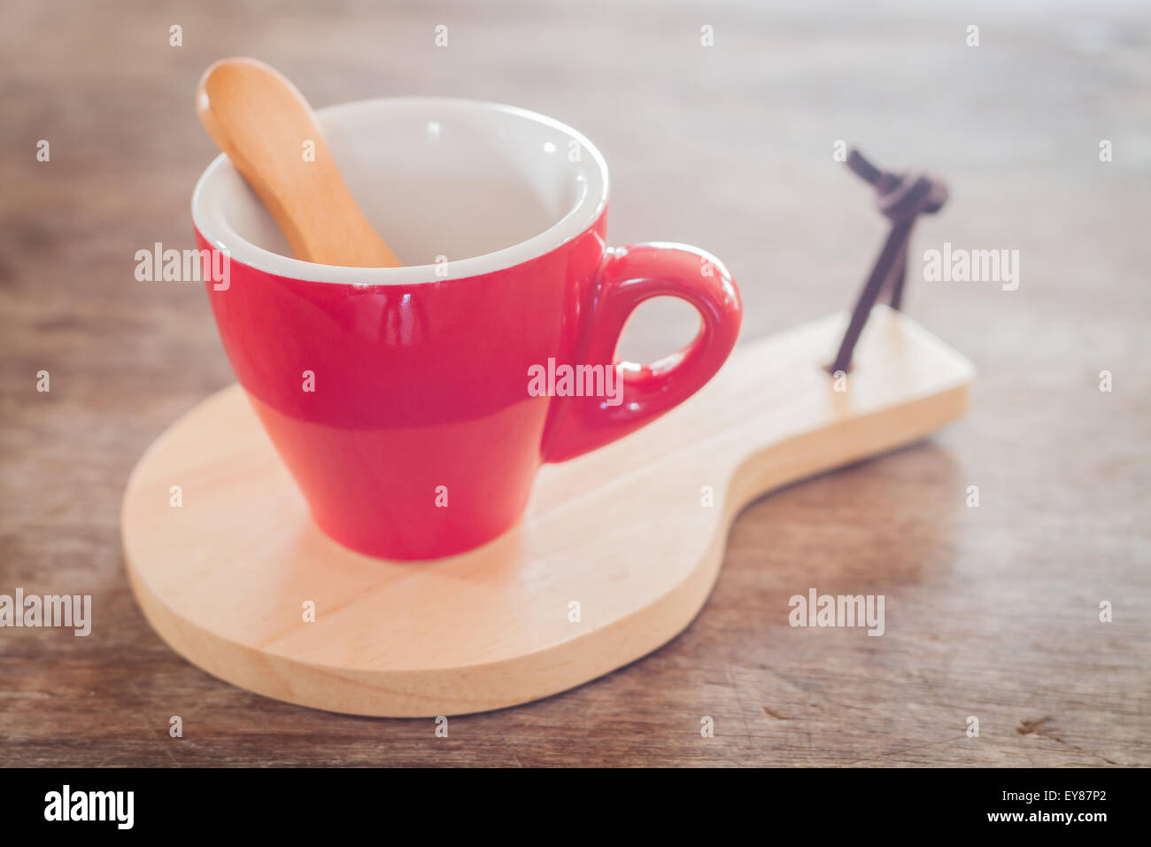 Rote Tasse mit Holzplatte, stock Foto Stockfoto