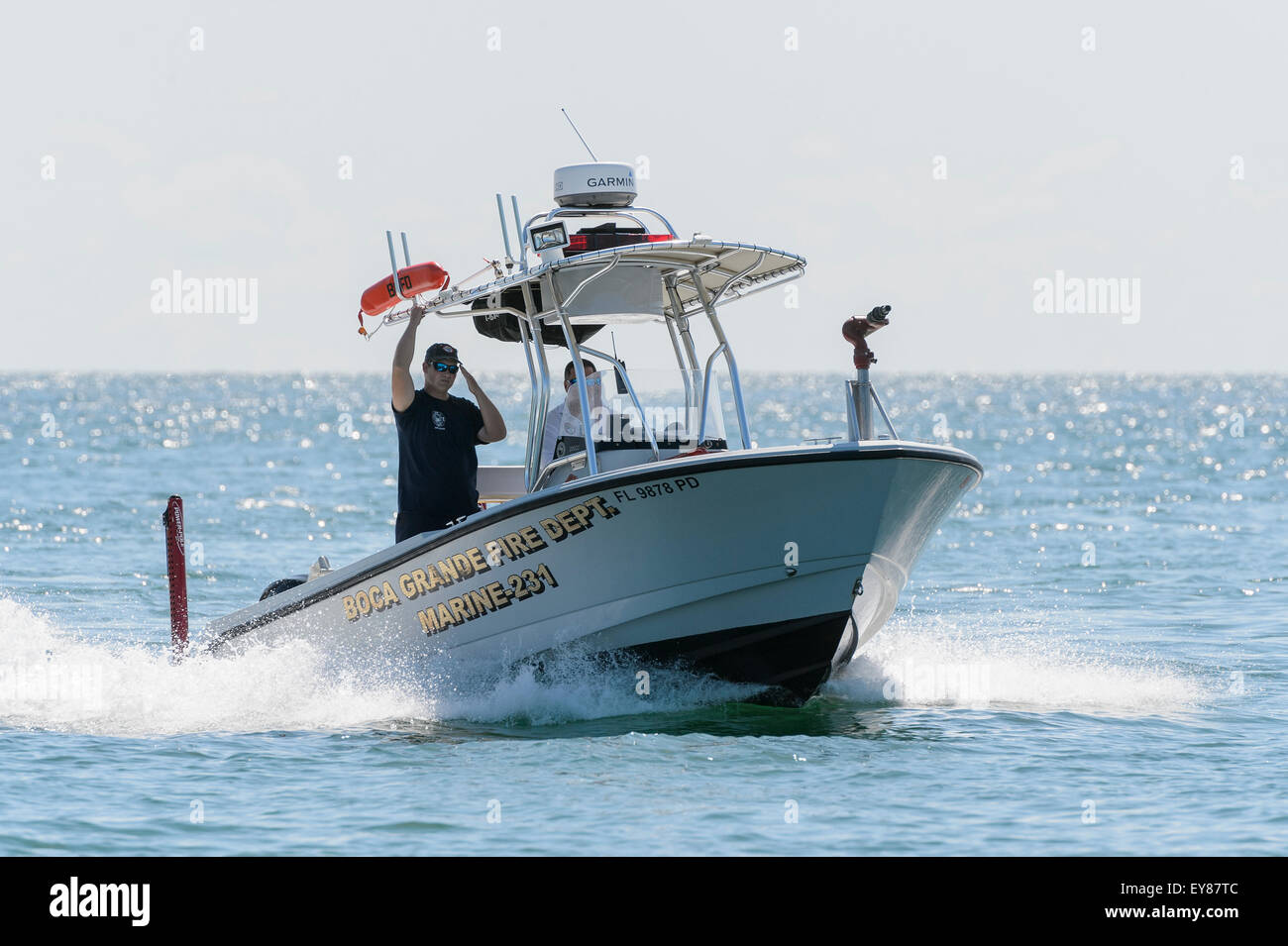 Ein marine Launch von Boca Grande Feuerwehr patrouilliert die Küste bei Boca Grande, Gasparilla Island, Florida. Stockfoto