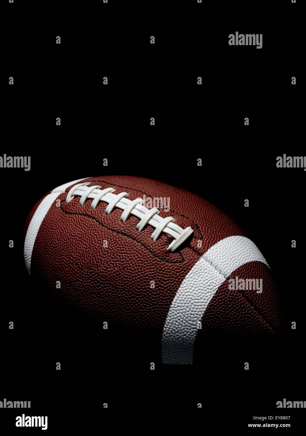 Fliegen Football auf schwarz Stockfoto