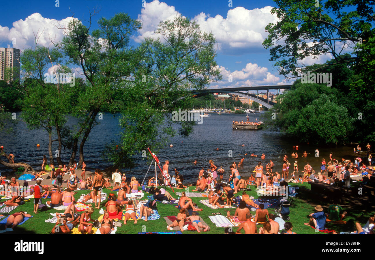 Sommer Sonnenanbeter auf Långholmen Island am Riddarfjarden Wasser in Stockholm Stockfoto