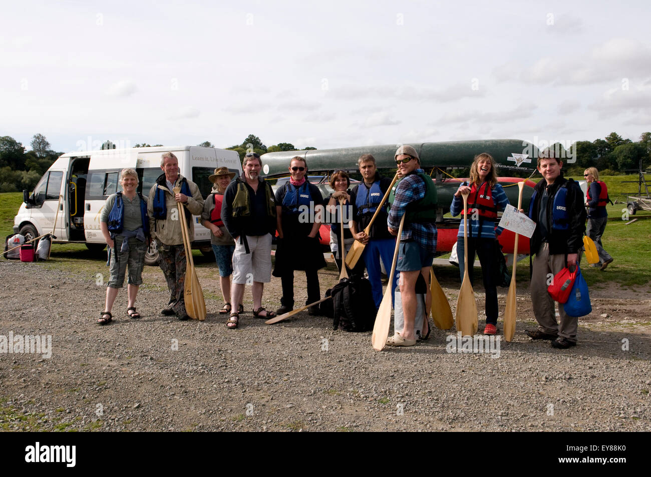 Gruppe von Menschen zu gehen, Kanusport, posiert für ein Foto Stockfoto