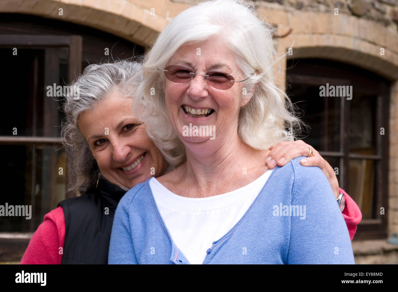 Zwei glückliche Reife Frauen lachen Stockfoto