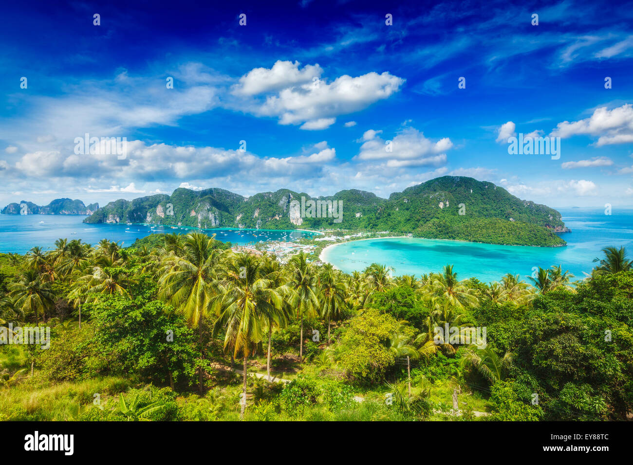 Tropischen Insel Mit Resorts Wallpaper Phi Phi Insel Provinz Krabi Thailand Stockfotografie Alamy