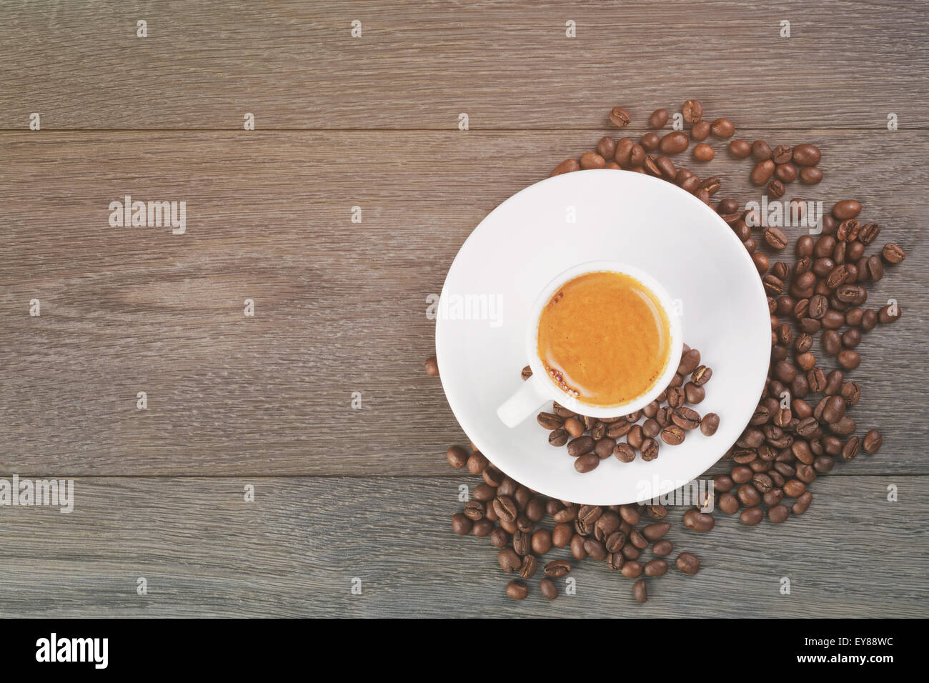 Espresso Kaffee Bohnen auf Eichentisch von oben Stockfoto