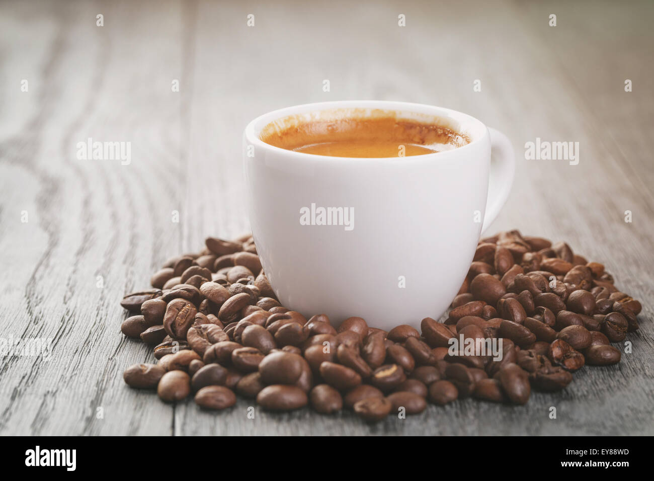 Espresso Kaffee Bohnen auf Eichentisch Stockfoto
