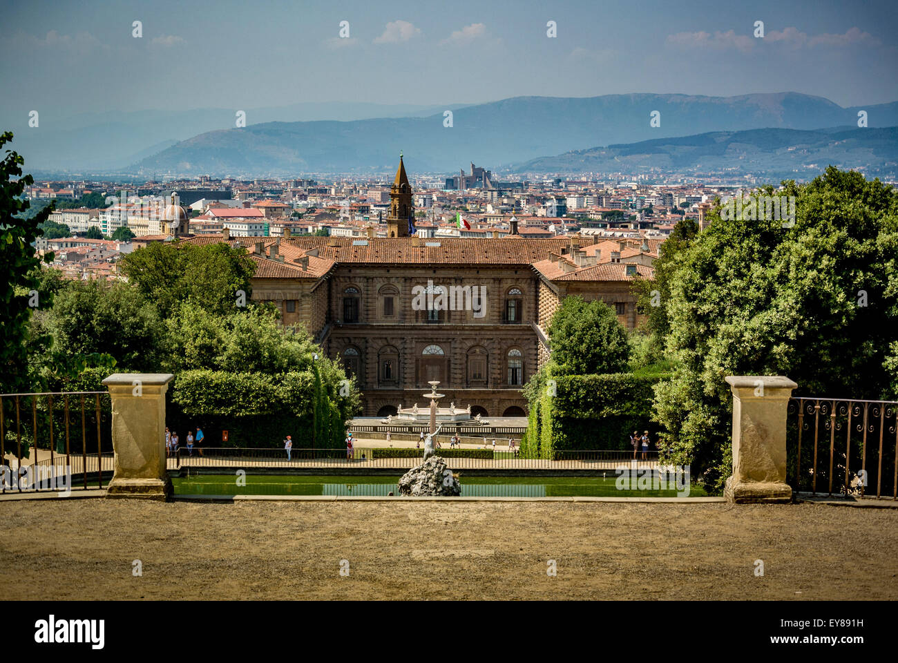 Neptun-Brunnen im Boboli-Garten mit dem Palazzo Pitti im Hintergrund, Florenz, Italien. Stockfoto