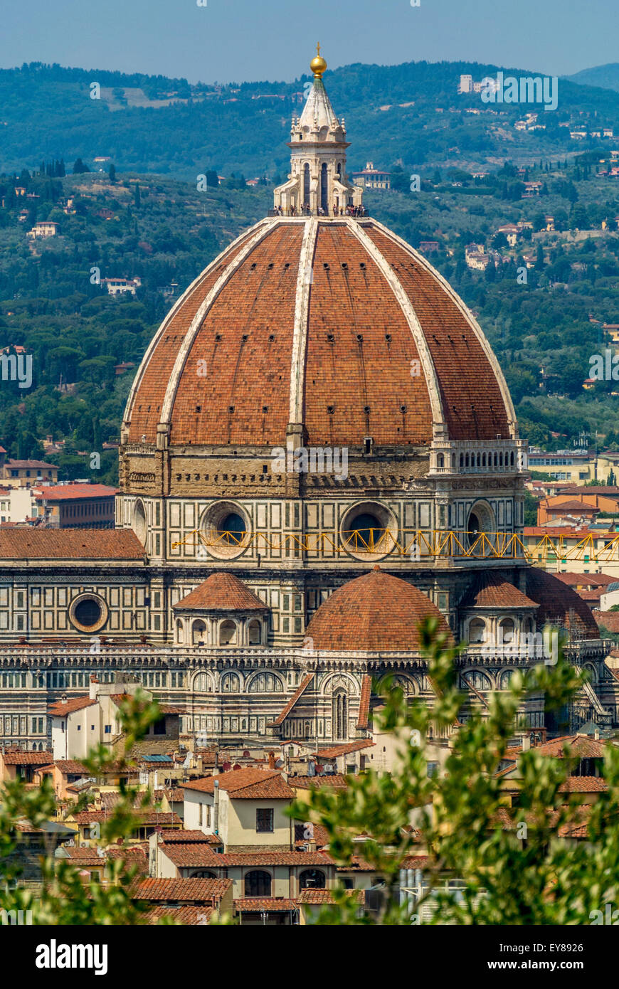 Kathedrale von Florenz mit Touristen auf der Laterne Aussichtsplattform. Florenz, Italien. Stockfoto