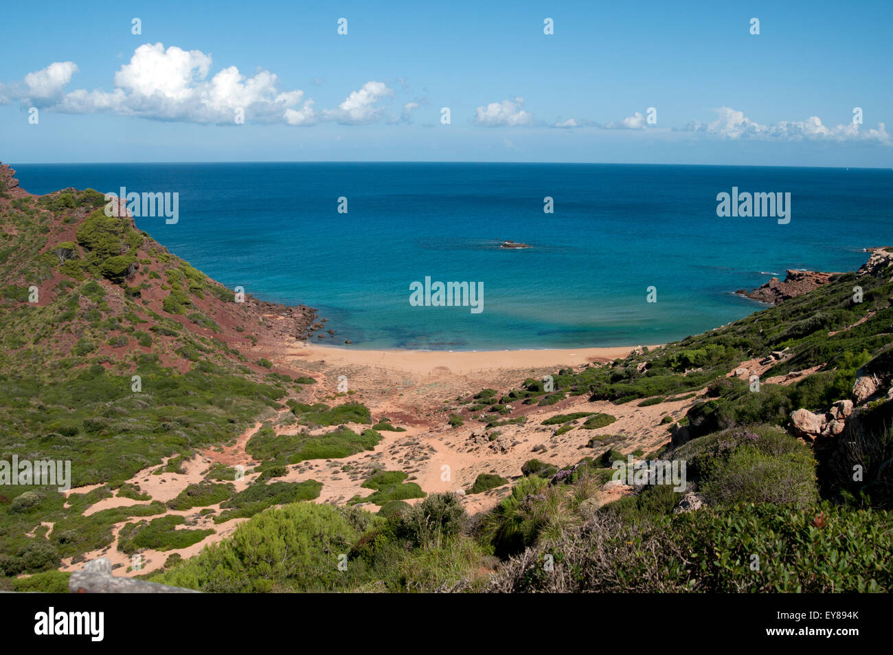 Der schöne leer isolierten Strand von Cala del Pilar an der nördlichen Küste von Menorca Spanien Stockfoto